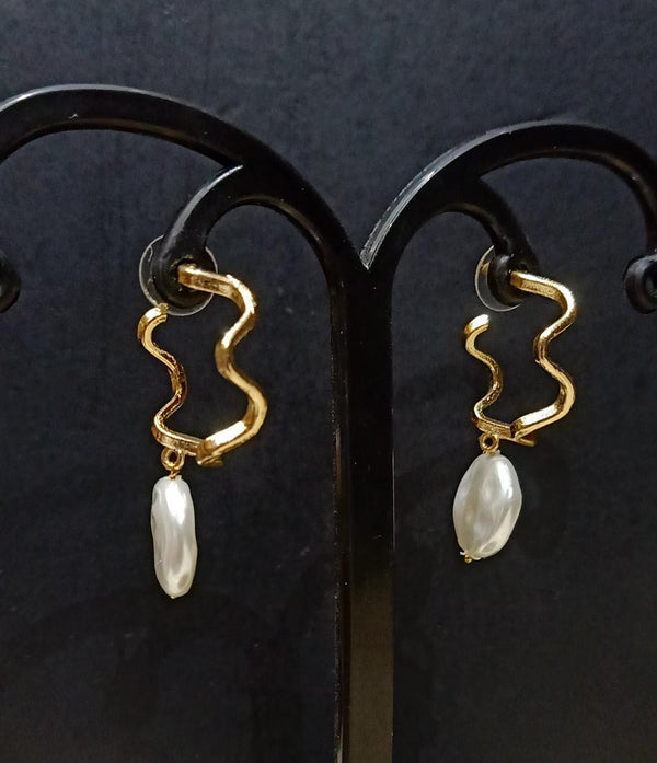 Wavy Gold Dangle Earrings with Elegant Pearl Drop